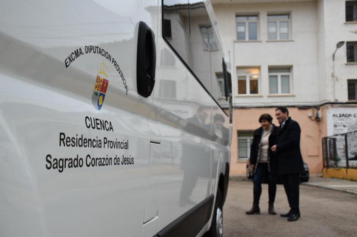 La Diputación sustituye la furgoneta de la Residencia Provincial que tenía 25 años de antigüedad