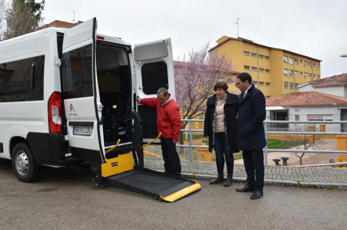 La Diputación sustituye la furgoneta de la Residencia Provincial que tenía 25 años de antigüedad