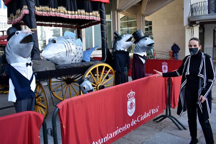Ciudad Real expone en la Plaza Mayor el catafalco de la sardina y los nuevos cabezudos de su cortejo