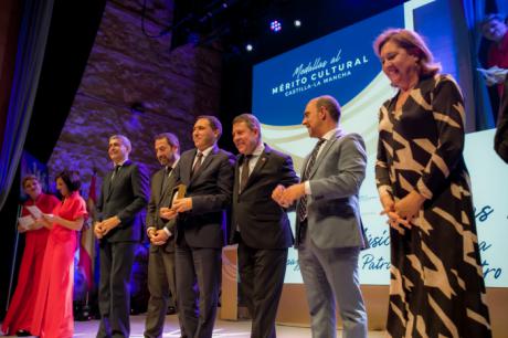 La Fundación Antonio Pérez recibe la Medalla al mérito cultural extraordinario de Castilla-La Mancha de manos de la Junta