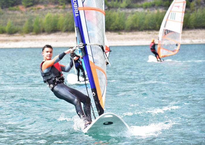 Tercer puesto para Miguel Bailo del CKSC de Alarcón en categoría Sub 19 en el campeonato de Castilla-La Mancha de windsurf infantil y juvenil