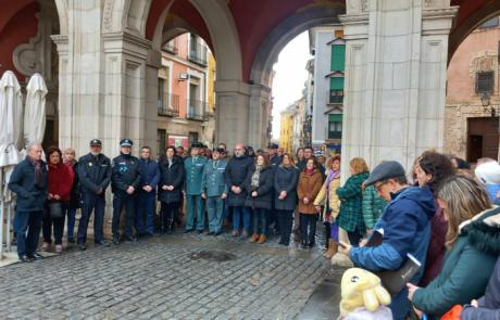 El Ayuntamiento realiza un minuto de silencio por la muerte en acto de servicio de dos guardias civiles en la localidad de Barbate