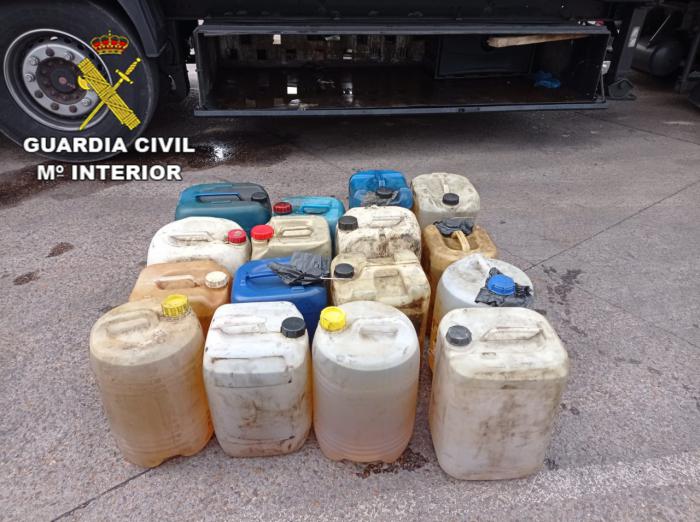 La Guardia Civil detiene a dos personas por el robo de 1900 litros de gasoil en tres camiones junto a la N-420