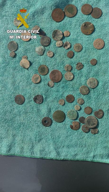 Investigan a una persona por vender en un portal de internet monedas antiguas expoliadas