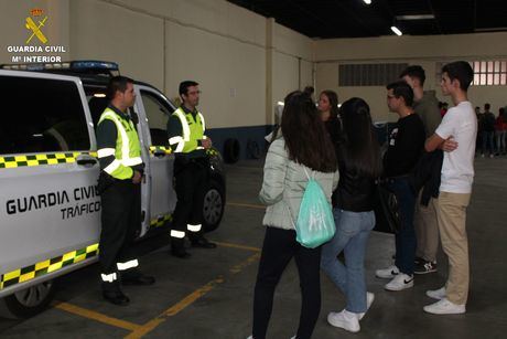 La Guardia Civil recibe la visita de alumnos de la UCLM