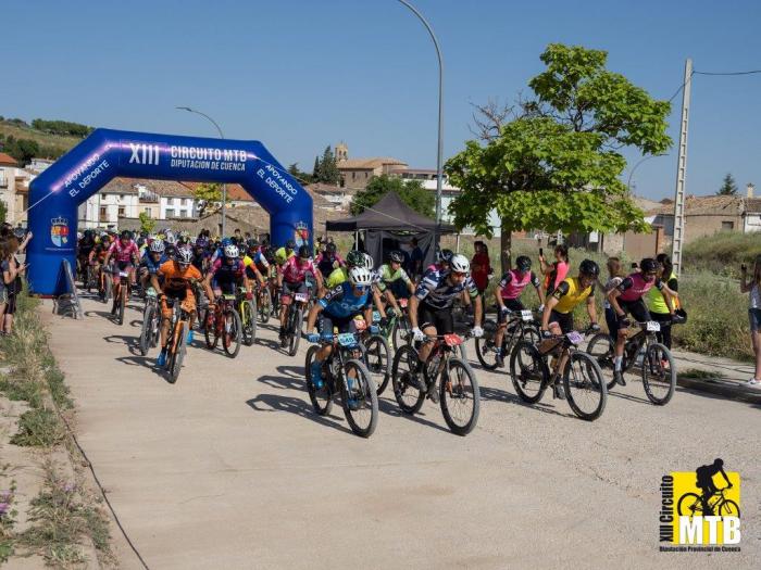 Con 115 corredores, los corredores José Antonio Membrilla Albir y Paula Plaza Jarque se proclamaron vencedores de la VI Carrera Ruta de los Dinosaurios de Fuentes