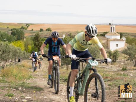 Juan Alfonso Alcaraz y Cristina Belmar, campeones en la MTB Virgen de Rus de San Clemente