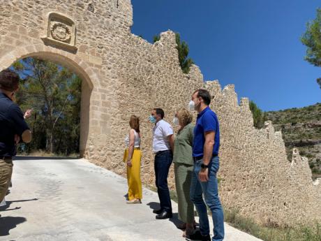 La Diputación lleva a cabo la rehabilitación de la muralla de Alarcón en las puertas del Bodegón y del Pilar