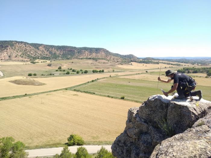 La Diputación detona los macizos montañosos situados en la carretera de Cuevas de Velasco ante el riesgo de derrumbe