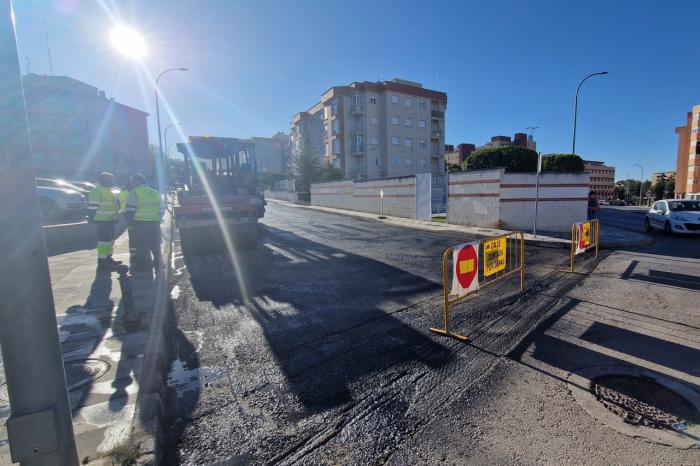 Continúa el plan de mantenimiento urbano en Cuenca con acciones de bacheado y asfaltado