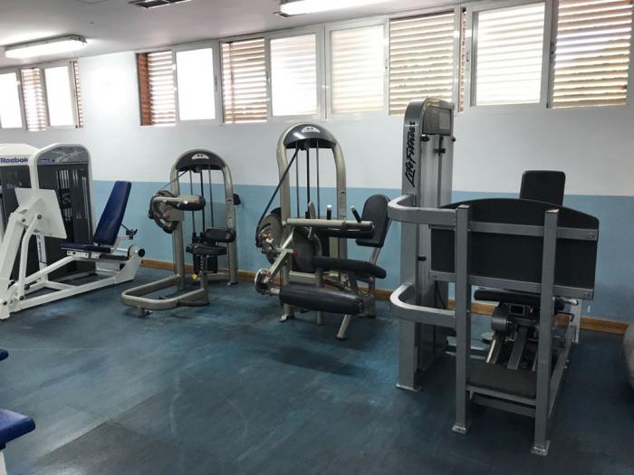 El Ayuntamiento instala cinco máquinas de musculación en el gimnasio del Polideportivo Municipal San Fernando