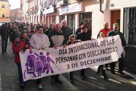 La directora provincial de Sanidad acompaña a AFAMIT Tarancón en una marcha solidaria por la inclusión de las personas con discapacidad