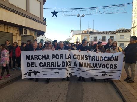 Los moteños reivindican con una marcha que la Diputación no suprima el carril bici y peatonal hasta la Ermita de Manjavacas
