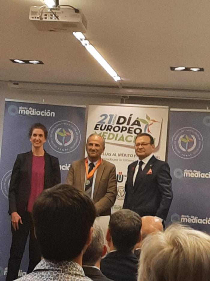 El profesor de la UCLM Juan Ramón de Páramo recibe la medalla al mérito profesional por su compromiso con la mediación