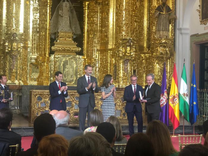 Mariscal felicita a José Luis Perales por la concesión de la Medalla de Oro al Mérito en las Bellas Artes