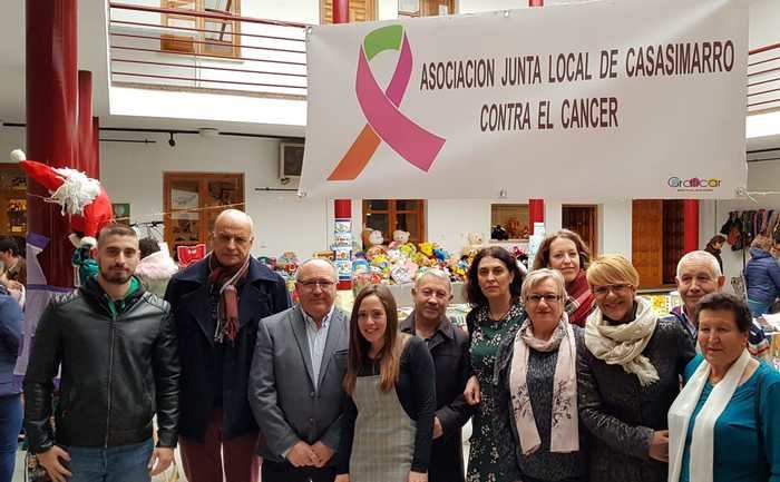 El subdelegado del Gobierno inaugura el mercadillo solidario de la Junta Local Contra el Cáncer de Casasimarro