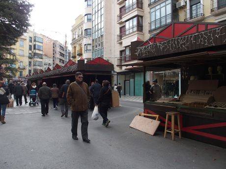 El Mercado Navideño instalado en la Plaza de la Hispanidad abre hoy sus puestos al público