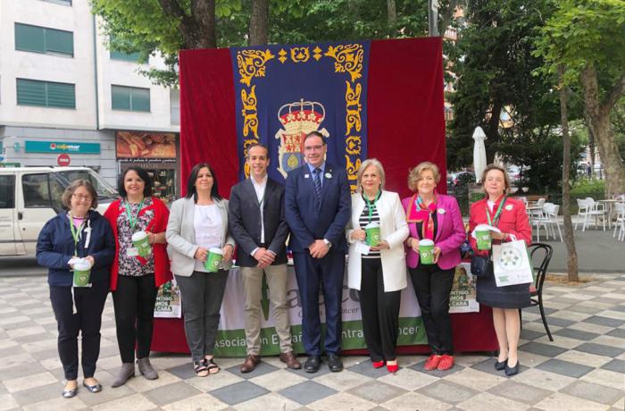 Diputación de Cuenca colabora un año más con la AECC instalando una mesa petitoria en la cuestación anual contra el cáncer