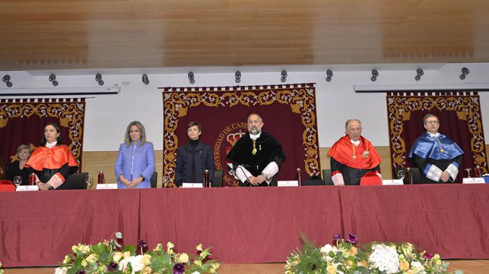 La UCLM celebra su patrón con el recuerdo a Emilio Ontiveros y la bienvenida a los nuevos doctores y doctoras