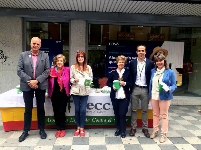 La Subdelegación del Gobierno en Cuenca colabora en la cuestación anual contra el cáncer instalando una mesa petitoria