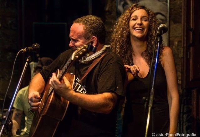 Michael Lee Wolfe y Puri Penín, unidos con su nuevo proyecto ‘Hoot’n Holler’ este martes en la Plaza de la Merced