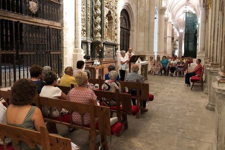 La Corporación municipal asiste a la tradicional misa en honor a la Virgen de las Nieves