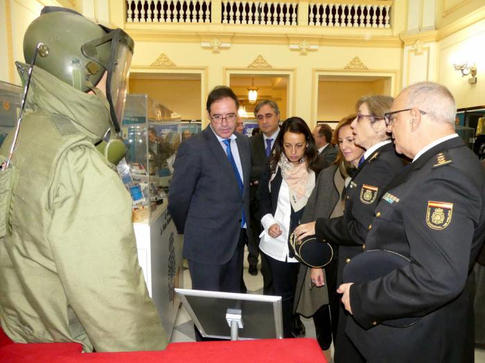 Inaugurada la exposición que rinde homenaje a la Policía Nacional en su lucha contra el terrorismo