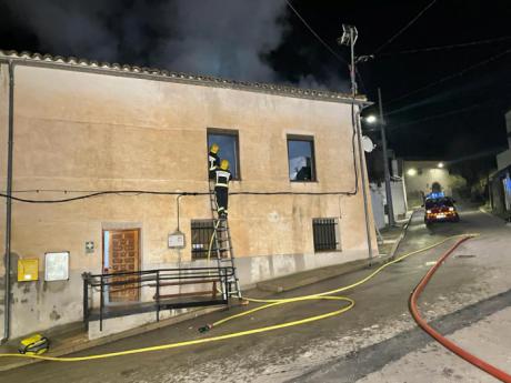 Un incendio arrasa el tejado del centro social de Mohorte
