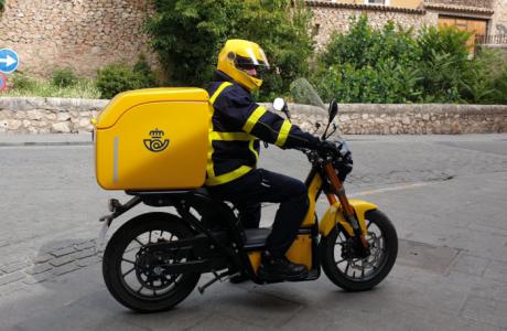 Correos incorpora diez motos eléctricas ciberseguras en Cuenca