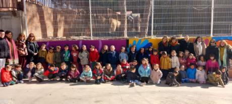 Alumnos del colegio Fuente del Oro pinta un mural por la igualdad