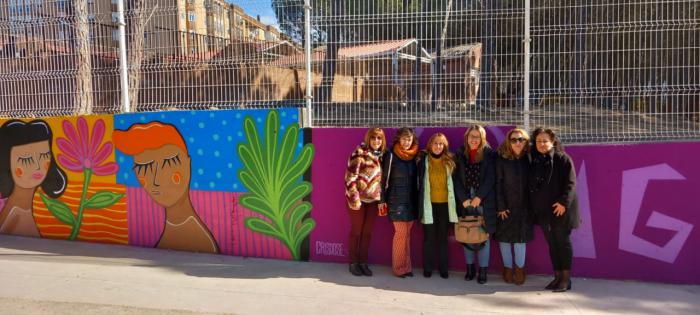 Alumnos del colegio Fuente del Oro pinta un mural por la igualdad