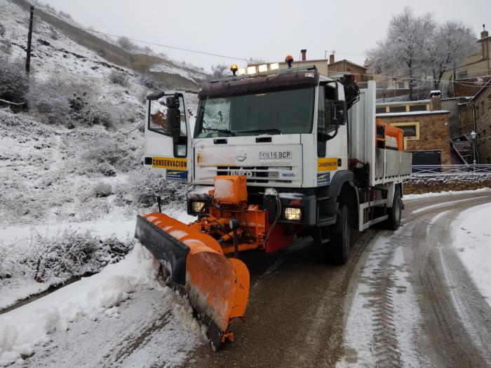 La Diputación ha movilizado 40 vehículos para limpiar de nieve que se acumula en la provincia