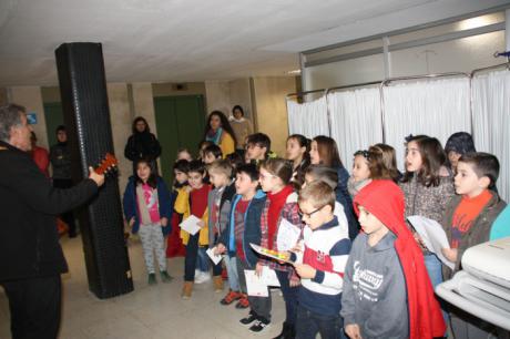 Los niños del Colegio “Fuente del Oro” hacen llegar sus felicitaciones navideñas a los profesionales del Hospital Virgen de la Luz