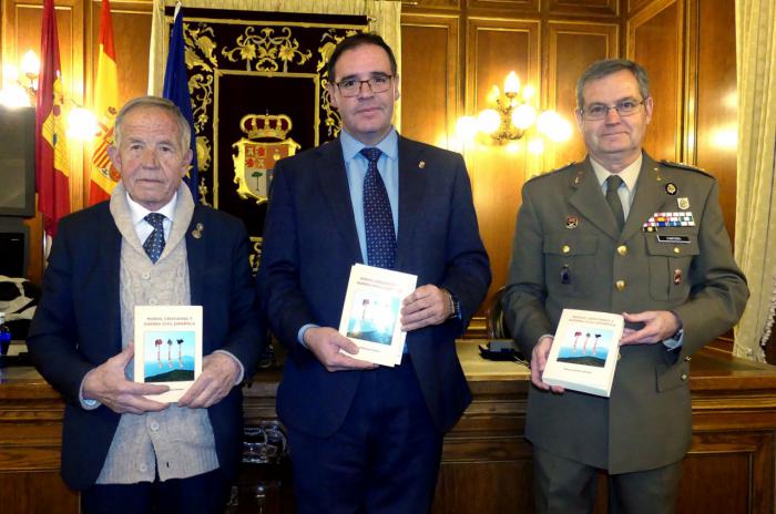 Prieto resalta el rigor y la objetividad de Manuel Navarro en su último libro “Moros, Cristianos y Guerra Civil Española’