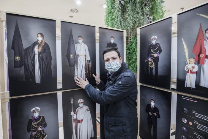  “Nazarenos de la pandemia”, una exposición solidaria para ayudar a los refugiados de Ucrania