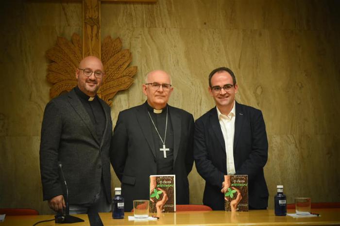 Fernando Redondo, junto al Obispo de Albacete, Mons. Ángel Fernández Collado, en una presentación académica