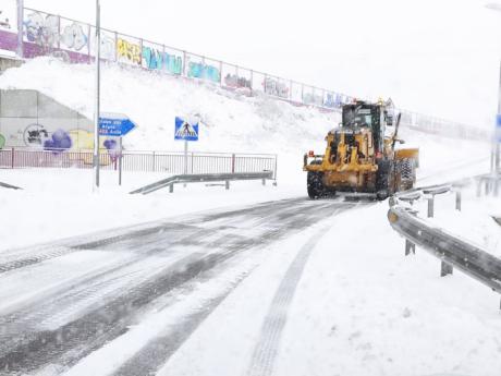 El 77 por ciento de la Red Regional de Carreteras está afectada por la nieve y el hielo que está dejando la borrasca ‘Filomena’
