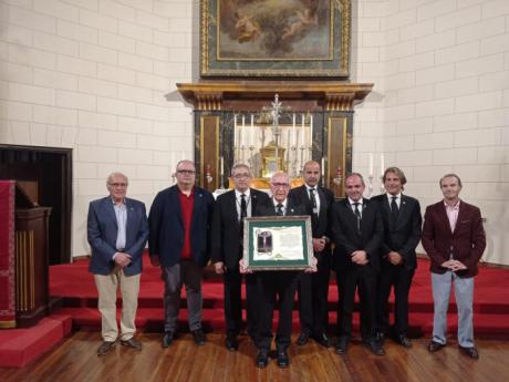 La Cofradía de la Santa Caridad reconoce a Fernando Lorenzana como Mayordomo de Finados Honorífico
