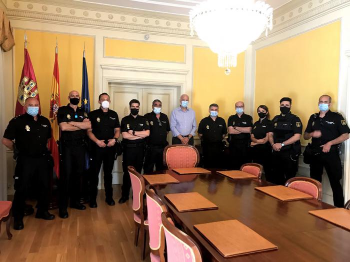 El subdelegado del Gobierno en Cuenca da la bienvenida a los agentes de la Policía Nacional que se incorporan a la Comisaría Provincial