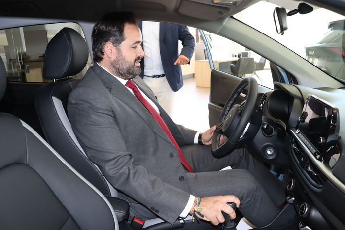 Núñez anuncia en Cuenca que llevará el jueves a las Cortes regionales la eliminación del impuesto a la gasolina para bajar 35 euros de media el depósito de un vehículo