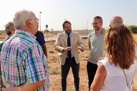 Núñez ejemplifica ante el solar vacío donde Page prometió un Centro de Salud el abandono de la Sanidad regional: “Es necesario dar un giro a esta situación”