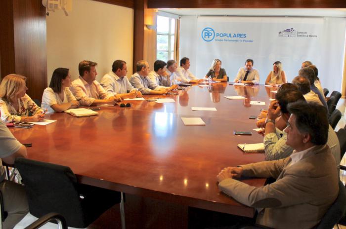 Núñez anuncia una estrategia conjunta con las direcciones de los grupos provinciales del PP para tener una presencia “masiva” en los actos sociales y con todos los colectivos de la región