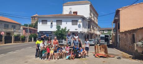 El olmo vuelve a la Plaza de la Constitución de Villar de Domingo García después de 30 años tras la muerte del último ejemplar por grafiosis