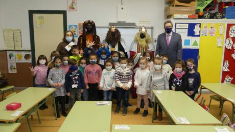 Melchor, Gaspar y Baltasar visitan el colegio de Santa Ana en persona para mantener la ilusión en Navidad