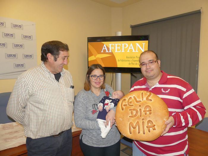 Mía Verdejo cerro recibe su premio de dos meses de pan como primera persona nacida en 2018 en la provincia