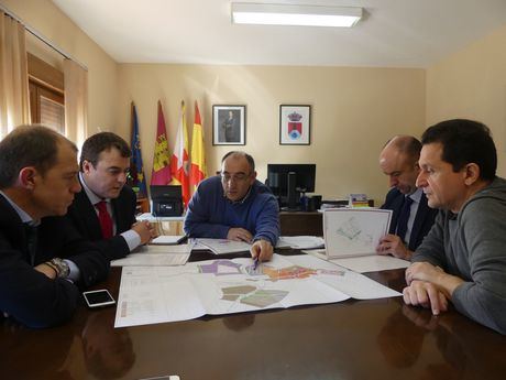 CEOE CEPYME analiza con el alcalde de Montalbo las posibilidades de suelo industrial del municipio