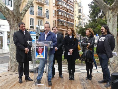 El tiempo no impide que el Día del Libro brille con toda su intensidad en la Plaza de la Hispanidad