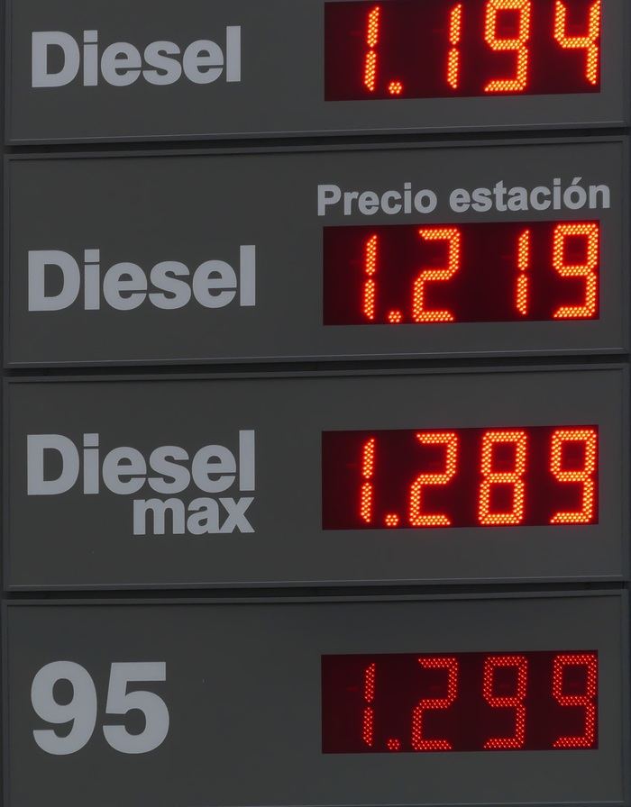 La Confederación de Empresarios apunta que los carburantes y el fin de las rebajas marcan la subida de precios en abril