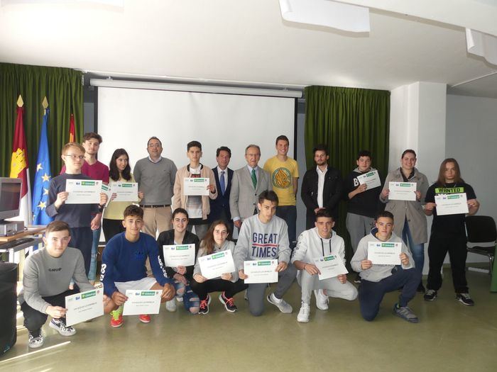 Los alumnos del Hervás y Panduro reciben diplomas por la participación en ‘Un día en la empresa’