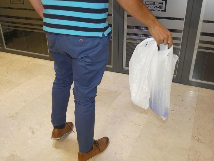 La Confederación de Empresarios informa a sus asociados sobre la entrada el vigor del cobro de bolsas de plástico